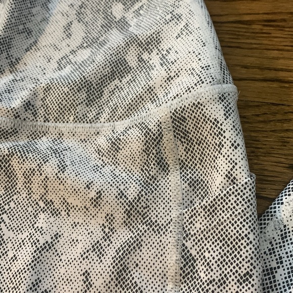 NWOT CURVES AND COMBATBOOTS active leggings- size medium- runs snug - Picture 2 of 4